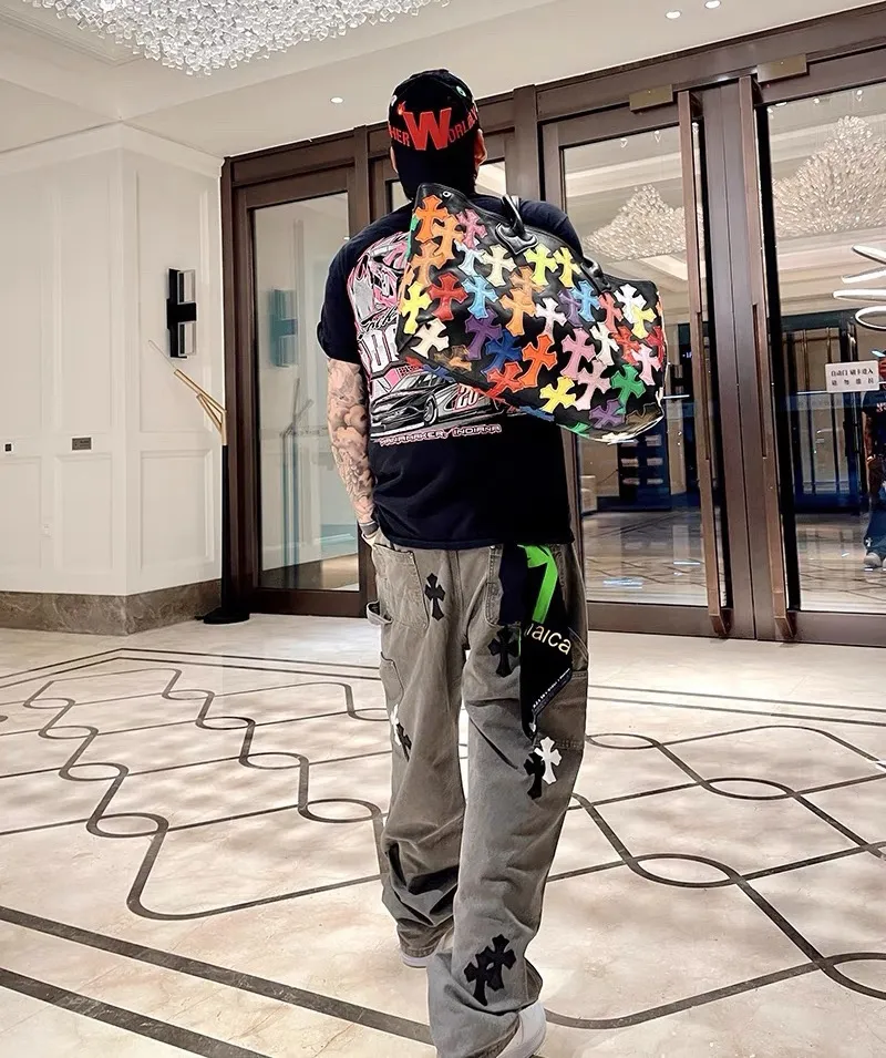 🅿️290 Correct version Item number: C01 Chrome Hearts CH double knee cross patch leather b01 version logging pants straight leg Sanskrit overalls, cabinet W level, patch cross pattern embellishment, high waist washed jeans! ! Absolutely high-end luxury products, 1.9W level god-level single products, super popular products, made with top heavy industry, a magic weapon that cannot be missed. About Zangyin, this is an extremely luxurious fashion brand, which can also be called the aristocrats of the high street. It has always been an exclusive brand for some hipsters or rich second generation. Compared with ordinary high streets, it is more luxurious and noble. Compared with luxury brands, it has a more fashionable personality and has always been a brand that I have a special liking for. Imported yarn is custom-woven into a high-density twill canvas, which ensures a crisp silhouette and a very delicate hand feel. It follows the B01 classic silhouette, with a crisp and stylish upper body. The ready-made garments are stone-milled and fermented, so they can be matched with any style. Buttons and zippers are made of authentic YKK retro metal products. Double-layer canvas on the front knees has perfect details. All hardware is customized.  Color #Gray Size #S-XL S Waist 77 Hips 102 Length 102 Opening 20 M Waist 81 Hips 106 Length 104 Opening 21 L Waist 85 Hips 110 Length 106 Opening 21.5 xL Waist 90 Hips 114 Length 108 Opening 22